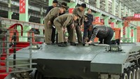 Kim menekankan bahwa produksi tank canggih dan kendaraan lapis baja merupakan kunci untuk memodernisasi angkatan darat Korea Utara. Ia menyebut hal ini sebagai bagian dari revolusi kedua dalam kekuatan lapis baja yang menjadi rencana strategis partai yang berkuasa.