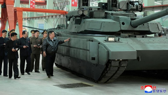 Kim Jong Un Tinjau Pabrik Tank, Dorong Modernisasi Militer North Korea's leader Kim Jong Un touches tank armour as he tours a military equipment facility at an unspecified location in North Korea, in this image released May 4, 2025 by the Korean Central News Agency. KCNA via REUTERS ATTENTION EDITORS - THIS IMAGE WAS PROVIDED BY A THIRD PARTY. REUTERS IS UNABLE TO INDEPENDENTLY VERIFY THIS IMAGE. NO THIRD PARTY SALES. SOUTH KOREA OUT. NO COMMERCIAL OR EDITORIAL SALES IN SOUTH KOREA REFILE - CORRECTING RELEASE DATE FROM