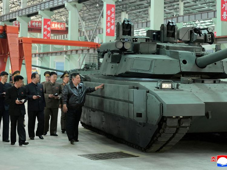 Kim Jong Un Tinjau Pabrik Tank, Dorong Modernisasi Militer