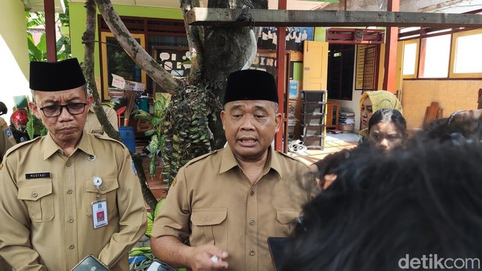 Kondisi satu ruang kelas di SDN Kledokan di Caturtunggal, Depok, Sleman yang atapnya rubuh karena lapuk dimakan rayap, Senin (5/5/2025)