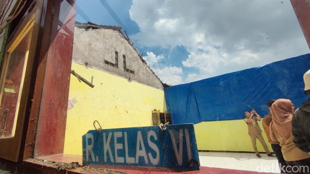Kondisi satu ruang kelas di SDN Kledokan di Caturtunggal, Depok, Sleman yang atapnya rubuh karena lapuk dimakan rayap, Senin (5/5/2025)