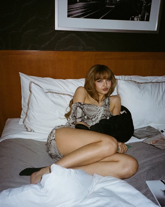 Penampilan Lisa seksi sekaligus ‘liar’ dalam balutan gaun berpotongan off-shooulder. Sarung tangan bermotif sama melengkapi gayanya. Foto: Instagram/@lalalalisa_m