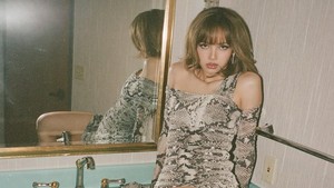 Bintang Thailand yang populer bareng girlband K-Pop BLACKPINK itu tampil dengan dress bermotif ular.