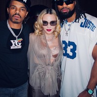 Sekilas Madonna tampak hanya mengenakan bra dengan atasan transparan juga celana berwarna senada. Busana itu juga dipadukan dengan kacamata dan pulasan bibir merah yang membuatnya semakin seksi. Foto: Instagram