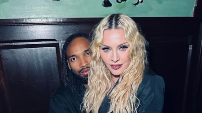 Potret Mesra Madonna Bareng Pacar Pemain Bola yang 37 Tahun Lebih Muda