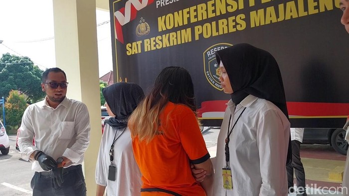 Mahasiswa yang menyekap pacarnya di kamar hingga tewas ditampilkan dalam konferensi pers di Majalengka