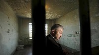 Ada para penjahat terkenal yang pernah ditampung di sini. Beberapa di antaranya seperti gangster terkenal Al Capone, Mickey Cohen, dan George Machine Gun Kelly. (Marsekal Michael Dyke saat berdiri di sel medis di Alcatraz, 11 Juni 2012/REUTERS/Noah Berger)
