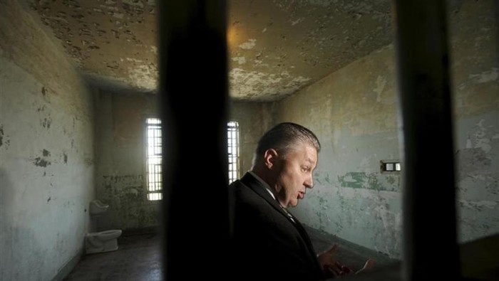 Marsekal Michael Dyke berdiri di sel medis di Alcatraz, 11 Juni 2012. (REUTERS/Noah Berger) Marsekal Michael Dyke berdiri di sel medis di Alcatraz, 11 Juni 2012. (REUTERS/Noah Berger)