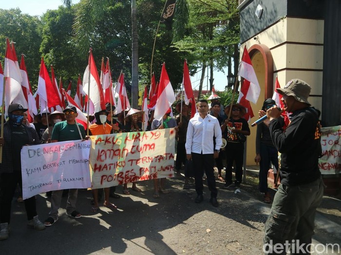 Massa warga Sukolilo gelar aksi dukung polisi agar menindak tegas tambang ilegal di Pegunungan Kendeng Pati, Senin (5/5/2025).