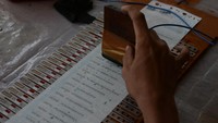 Dalam sehari pekerja dapat membuat gelang identitas yang terbuat dari bahan monel itu sebanyak 1.080 hingga 1.440 gelang.  