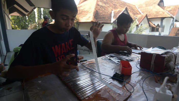 Pekerja membuat gelang identitas jamaah calon haji 2025 di Wisma Haji Armina, Donohudan, Ngemplak, Boyolali, Jawa Tengah, Senin (5/5/2025). Dalam sehari pekerja dapat membuat gelang identitas yang terbuat dari bahan monel itu sebanyak 1.080 hingga 1.440 gelang yang digunakan sebagai identitas jamaah calon haji Indonesia dari Jawa Tengah dan Daerah Istimewa Yogyakarta selama menjalankan ibadah haji 2025. ANTARA FOTO/Aloysius Jarot Nugroho/foc.