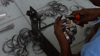 Melihat Pembuatan Gelang Identitas Jemaah Haji di Boyolali
