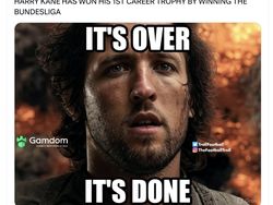 Meme Harry Kane Akhirnya Pecah Telur Angkat Trofi