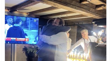 Harry Kane dan Eric Dier berpelukan merayakan trofi pertama mereka. Foto: X.com