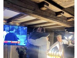 Meme Harry Kane Akhirnya Pecah Telur Angkat Trofi