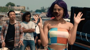 Ini merupakan remake dari film populer dengan judul serupa pada 2006 yang dibintangi Titi Kamal dan kali ini ia berperan sebagai pedangdut baru bernama Naya. Dok. SinemArt