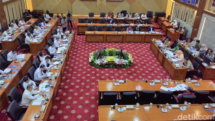 Menteri Ketenagakerjaan (Menaker) Yassierli rapat dengan DPR