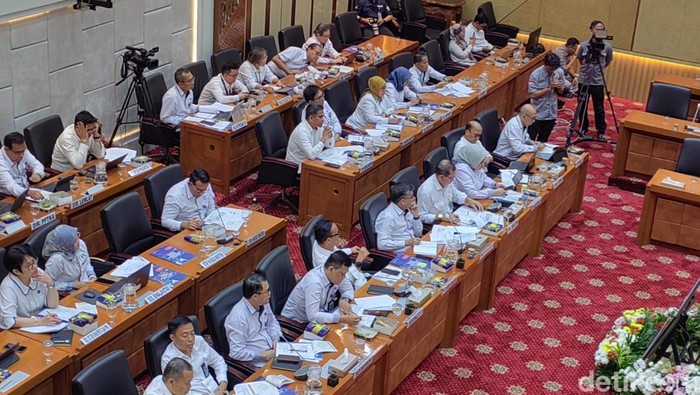 Menteri Ketenagakerjaan (Menaker) Yassierli rapat dengan DPR
