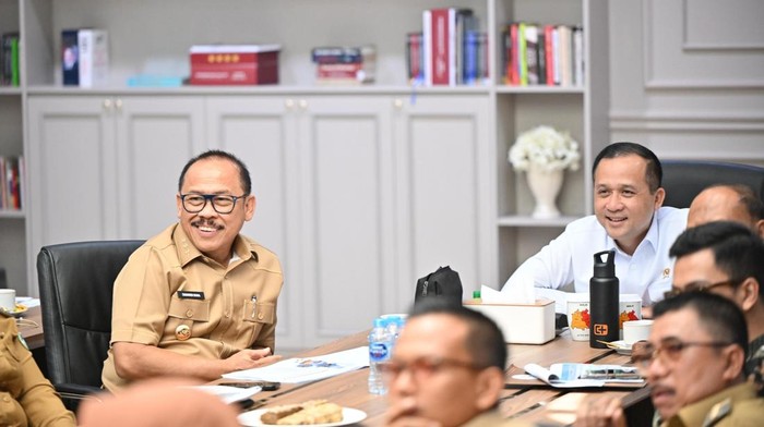Menteri Transmigrasi M Iftitah Sulaiman Suryanagara