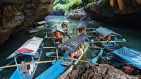 Warna khas sungai ini terbentuk secara alami dari ganggang, pantulan vegetasi lebat di sekitarnya, serta kejernihan air yang luar biasa.  