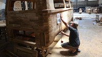 Perajin mengecek pekerjaan akhir dengan teliti. Kerajinan mobil yang terbuat dari bahan kayu jati itu telah ekspor memenuhi permintaan pasar berbagai negara di benua Asia dan Eropa. 