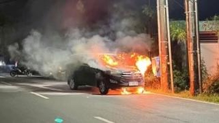 Mobil terbakar di Jalan Metro Tanjung Bunga Makassar.