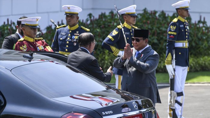 Momen Presiden Prabowo Terima Kunjungan Kehormatan Hun Sen di Istana Presiden Prabowo Subianto (kanan) bersama Presiden Senat Kerajaan Kamboja Samdech Akka Moha Sena Padei Techo Hun Sen (kiri) menyapa siswa sekolah dasar saat kunjungan kehormatan di kompleks Istana Kepresidenan, Jakarta, Senin (5/5/2025). Kunjungan kehormatan Presiden Senat Kerajaan Kamboja Samdech Akka Moha Sena Padei Techo Hun Sen ke Indonesia tersebut untuk meningkatkan kerja sama di berbagai bidang-bidang strategis antar kedua negara. ANTARA FOTO/Galih Pradipta/bar