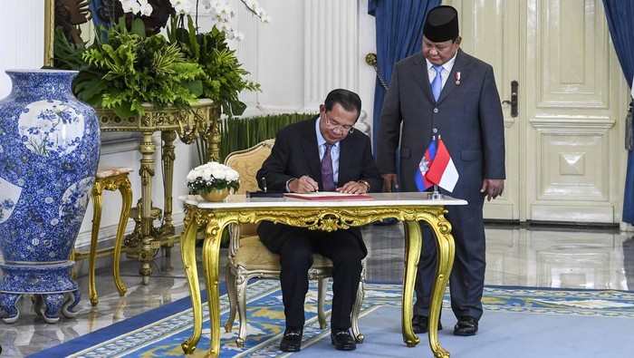Momen Presiden Prabowo Terima Kunjungan Kehormatan Hun Sen di Istana Presiden Prabowo Subianto (kanan) bersama Presiden Senat Kerajaan Kamboja Samdech Akka Moha Sena Padei Techo Hun Sen (kiri) menyapa siswa sekolah dasar saat kunjungan kehormatan di kompleks Istana Kepresidenan, Jakarta, Senin (5/5/2025). Kunjungan kehormatan Presiden Senat Kerajaan Kamboja Samdech Akka Moha Sena Padei Techo Hun Sen ke Indonesia tersebut untuk meningkatkan kerja sama di berbagai bidang-bidang strategis antar kedua negara. ANTARA FOTO/Galih Pradipta/bar
