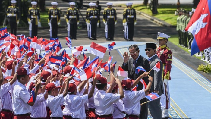 Momen Presiden Prabowo Terima Kunjungan Kehormatan Hun Sen di Istana Presiden Prabowo Subianto (kanan) bersama Presiden Senat Kerajaan Kamboja Samdech Akka Moha Sena Padei Techo Hun Sen (kiri) menyapa siswa sekolah dasar saat kunjungan kehormatan di kompleks Istana Kepresidenan, Jakarta, Senin (5/5/2025). Kunjungan kehormatan Presiden Senat Kerajaan Kamboja Samdech Akka Moha Sena Padei Techo Hun Sen ke Indonesia tersebut untuk meningkatkan kerja sama di berbagai bidang-bidang strategis antar kedua negara. ANTARA FOTO/Galih Pradipta/bar