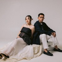 Elegan dalam nuansa monokrom, Ribka tampil dengan busana two-tone bernuansa hitam-putih. Aksen transparan memperlihatkan baby bump secara elegan. Di sampingnya, Rian tampil serasi dalam outfit hitam-putih yang clean dan modern. Foto: Instagram @ribkasugiarto/ @rianardianto