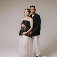 Dengan latar putih polos dan pencahayaan yang soft, sesi foto ini menonjolkan ekspresi wajah serta koneksi emosional antara pasangan. Sederhana namun tetap menyampaikan kisah yang bermakna. Foto: Instagram @ribkasugiarto/ @rianardianto