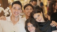 Selain berkecimpung di dunia hiburan, wanita kelahiran 1985 ini juga sibuk menjadi istri dan ibu. Ia juga senang membagikan momen ketika masak dan makan bersama keluarga. Foto: Instagram @nanamirdad_