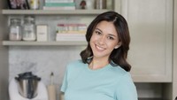 Sehari-hari, istri Andrew White itu memang suka masak. Masakan yang disajikan pun sebisa mungkin sehat, bernutrisi, tetapi tetap enak. Foto: Instagram @nanamirdad_