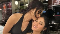 Selain memasak, kakak dari Naysila Mirdad ini juga suka membagikan momen makan bersama keluarga. Salah satunya ketika memberi kejutan adiknya yang berulang tahun. Nana telah menyiapkan sepotong cheesecake. Foto: Instagram @nanamirdad_