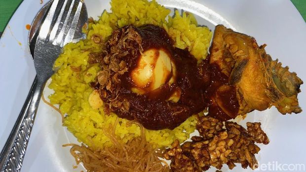 Nasi kuning bumbu habang khas Kalimantan.