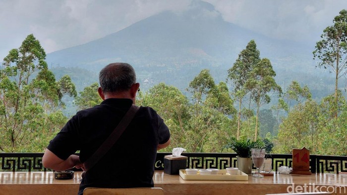 Nongkrong di Kafe Dongeng The Race dengan Pemandangan Gunung Cikurai