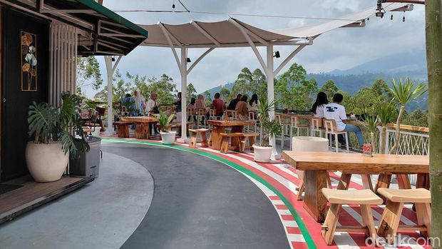 Nongkrong di Kafe Dongeng The Race dengan Pemandangan Gunung Cikurai