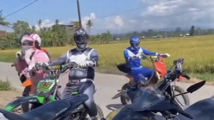 Ojek gabah di Pinrang memakai kostum Power Rangers untuk memberikan hiburan kepada warga.