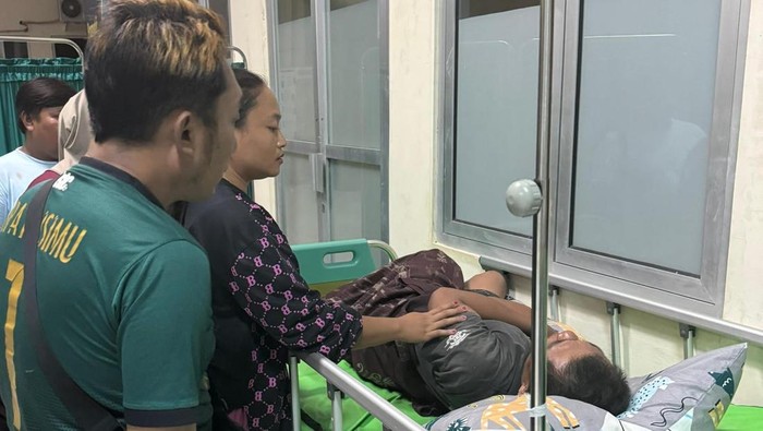 Pasien kecelakaan lalu lintas dirawat di pelataran Puskesmas Tibawa, Kabupaten Gorontalo.