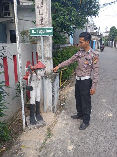 Patung Tugu Tani di Sukatani, Depok hancur