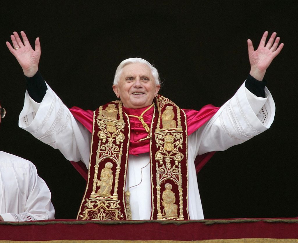 Paus Benediktus XVI, Kardinal Joseph Ratzinger dari Jerman, melambai dari balkon Basilika Santo Petrus di Vatikan setelah dipilih oleh konklaf para kardinal, 19 April 2005. (Reuters/Max Rossi/File Foto)