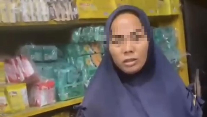 Pelaku saat terekam kamera CCTV usai mencuri ikan sarden. (Foto: Dok tangkapan layar video viral)