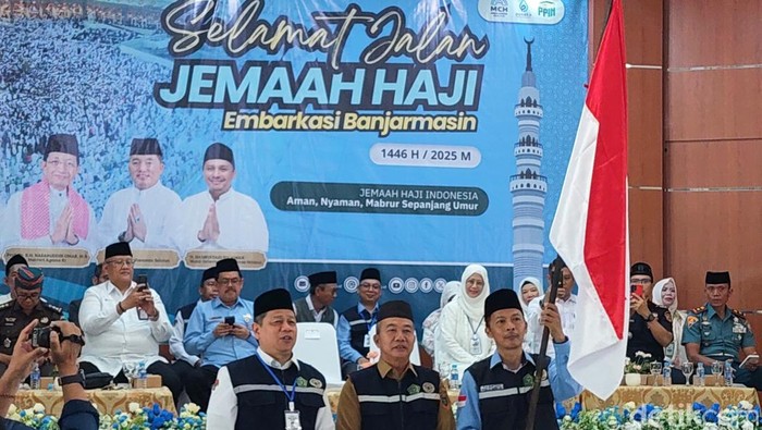 Pelepasan jemaah haji kloter pertama Banjarmasin di Asrama Haji.