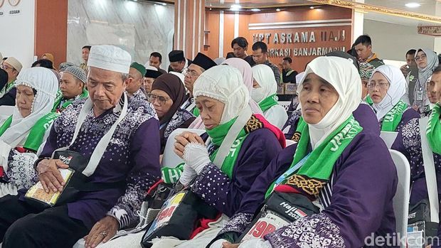 Pelepasan jemaah haji kloter pertama Banjarmasin di Asrama Haji.