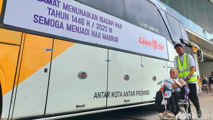 Pelepasan jemaah haji kloter pertama Banjarmasin di Asrama Haji. Pelepasan jemaah haji kloter pertama Banjarmasin di Asrama Haji.