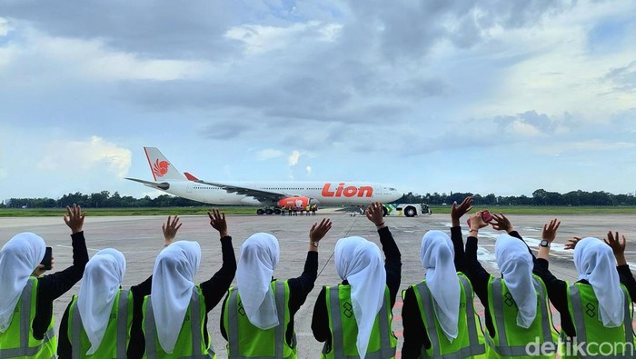 Pelepasan jemaah haji kloter pertama Banjarmasin di Asrama Haji. Pelepasan jemaah haji kloter pertama Banjarmasin di Asrama Haji.