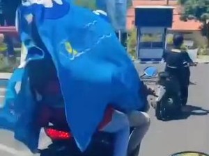 Bahaya! Wanita di Pasuruan Boncengan Motor Sambil Pakai Selimut