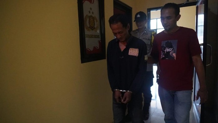 Nio, pencuri ayam di Jombang saat dikeler ke kantor polisi