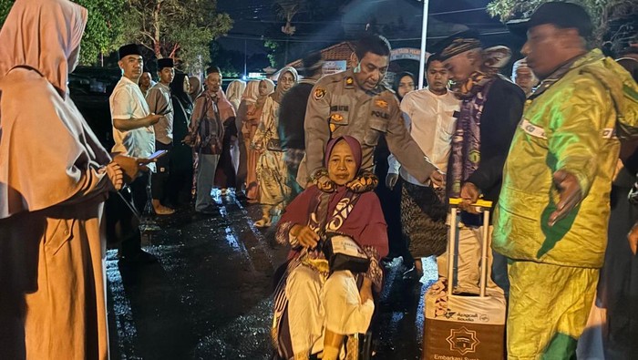 Pengamanan pemberangkatan calon jemaah haji Mojokerto