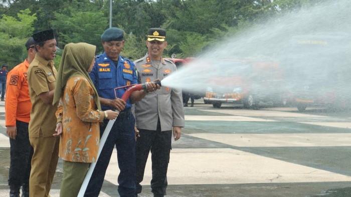 Pengecekan peralatan saat Apel Siaga Karhutla di Inhu. (Dok Polres Inhu)